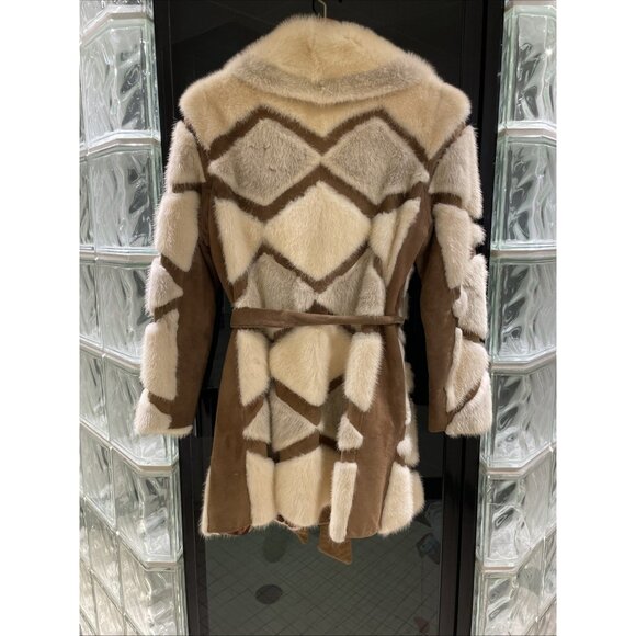 Luxurious Fur-Trimmed Coat - Picture 8 of 12